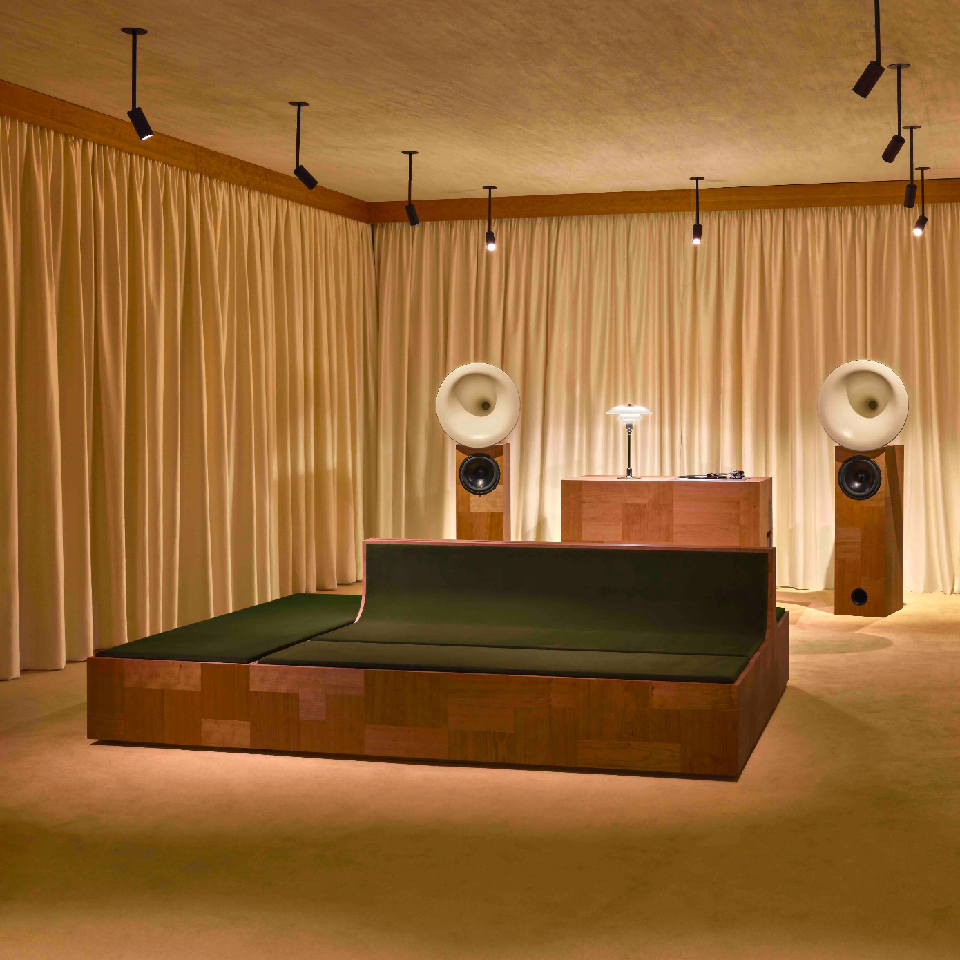 valentino-listening-experience